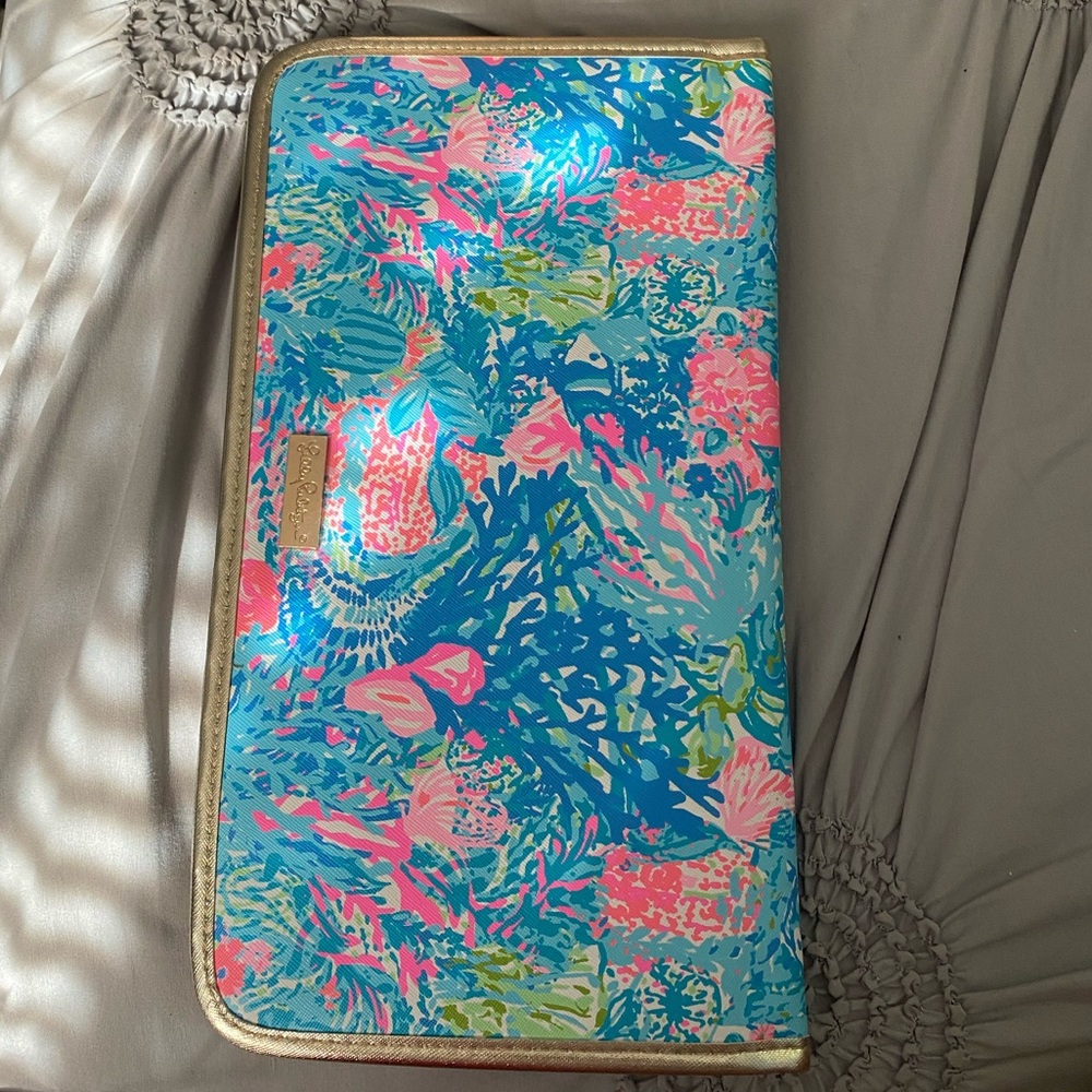 Lilly Pulitzer clutch in great condition